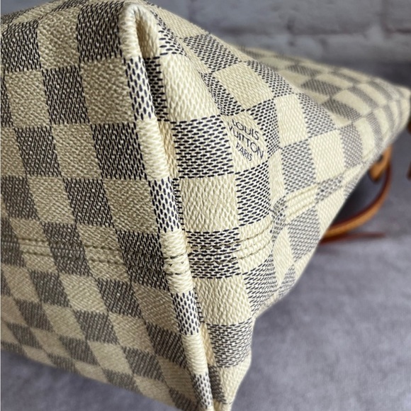 Louis Vuitton - Picture 6 of 14